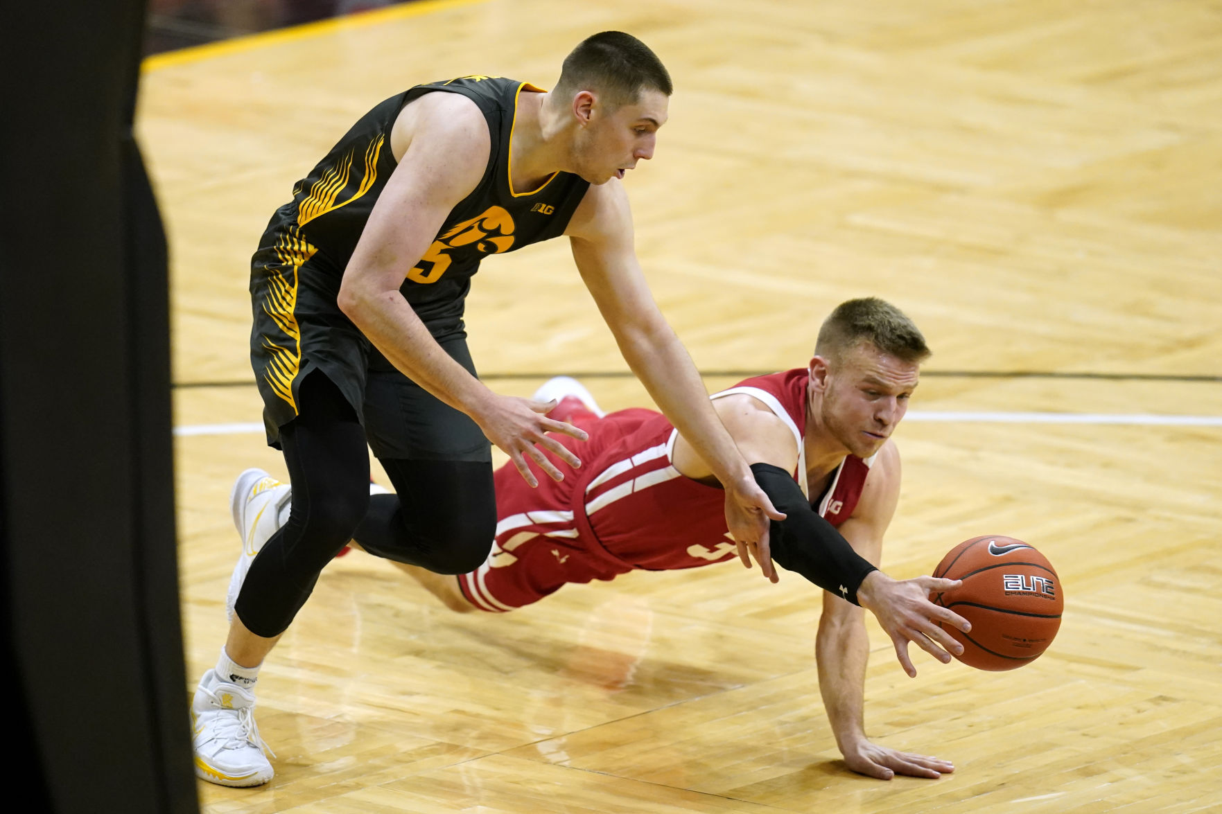 Iowa 77, UW 73